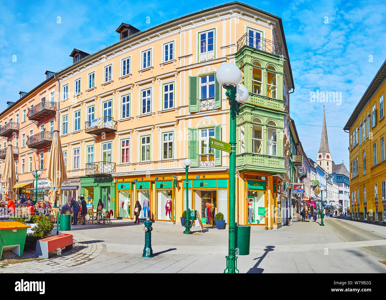 BAD Ischl Austria - 26 febbraio 2019: Panorama di piazza Schropferplatz con architettura classica, molti negozi, boutique e caffetterie locali, su Febr Foto Stock