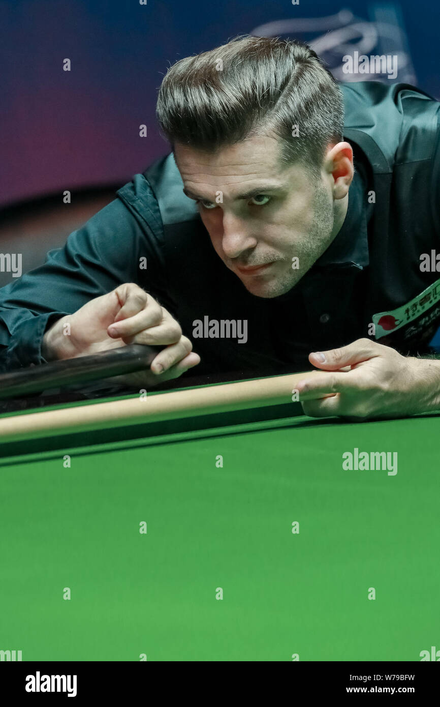 Mark Selby di Inghilterra gioca un colpo di Mark Williams del Galles nel loro terzo round corrispondere durante il 2017 Shanghai Masters snooker nel torneo di Shangha Foto Stock