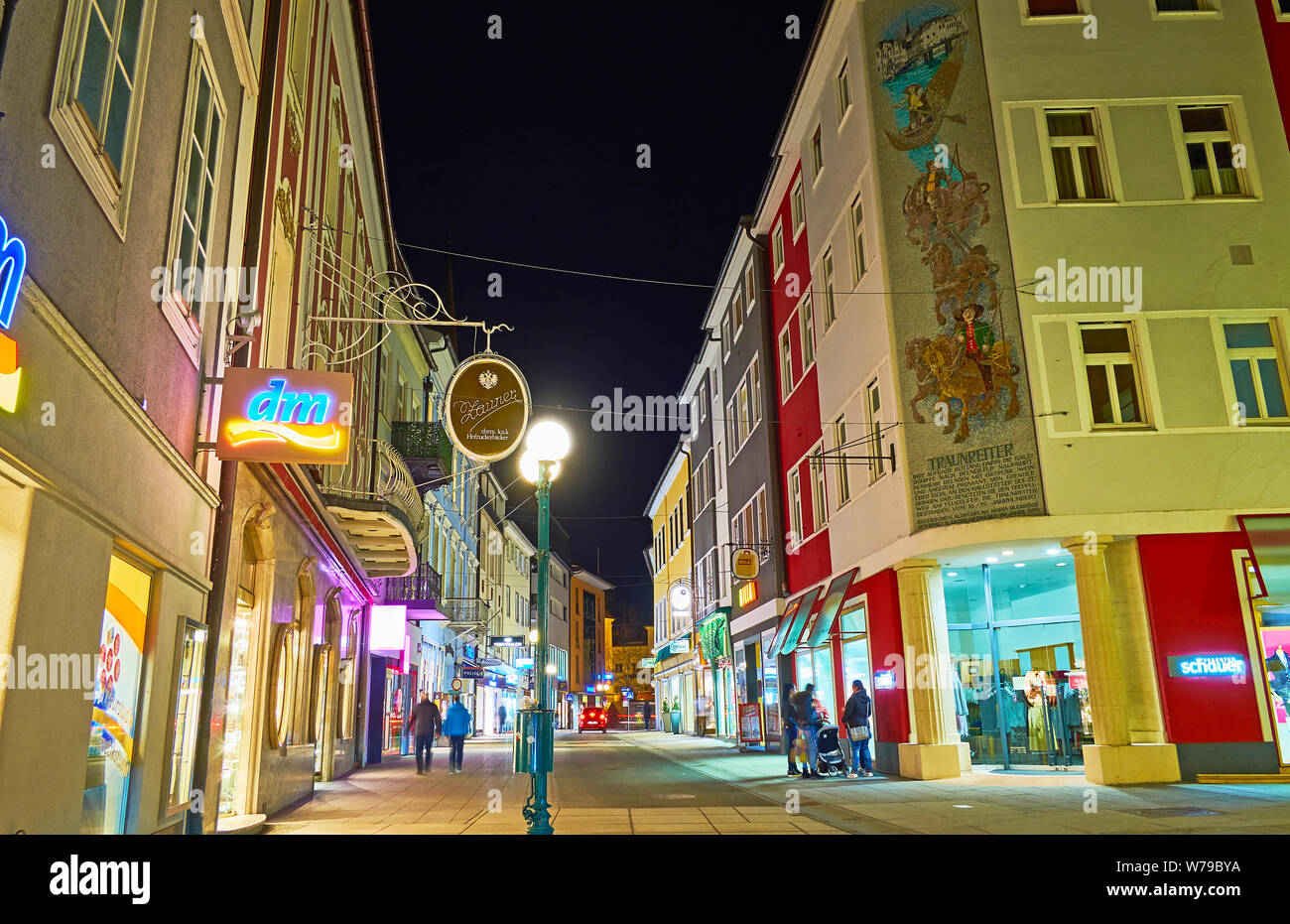 BAD Ischl Austria - 26 febbraio 2019: Passeggiata Serale attraverso la strada Pfarrgasse in luminose luci della città, il 26 febbraio a Bad Ischl. Foto Stock