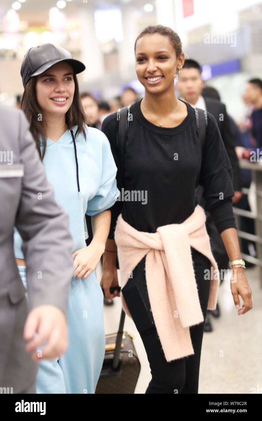 Victoria's Secret Angel e modello portoghese Sara Sampaio, a sinistra è illustrato dopo che arrivano presso l'Aeroporto Internazionale di Shanghai Pudong davanti al Foto Stock