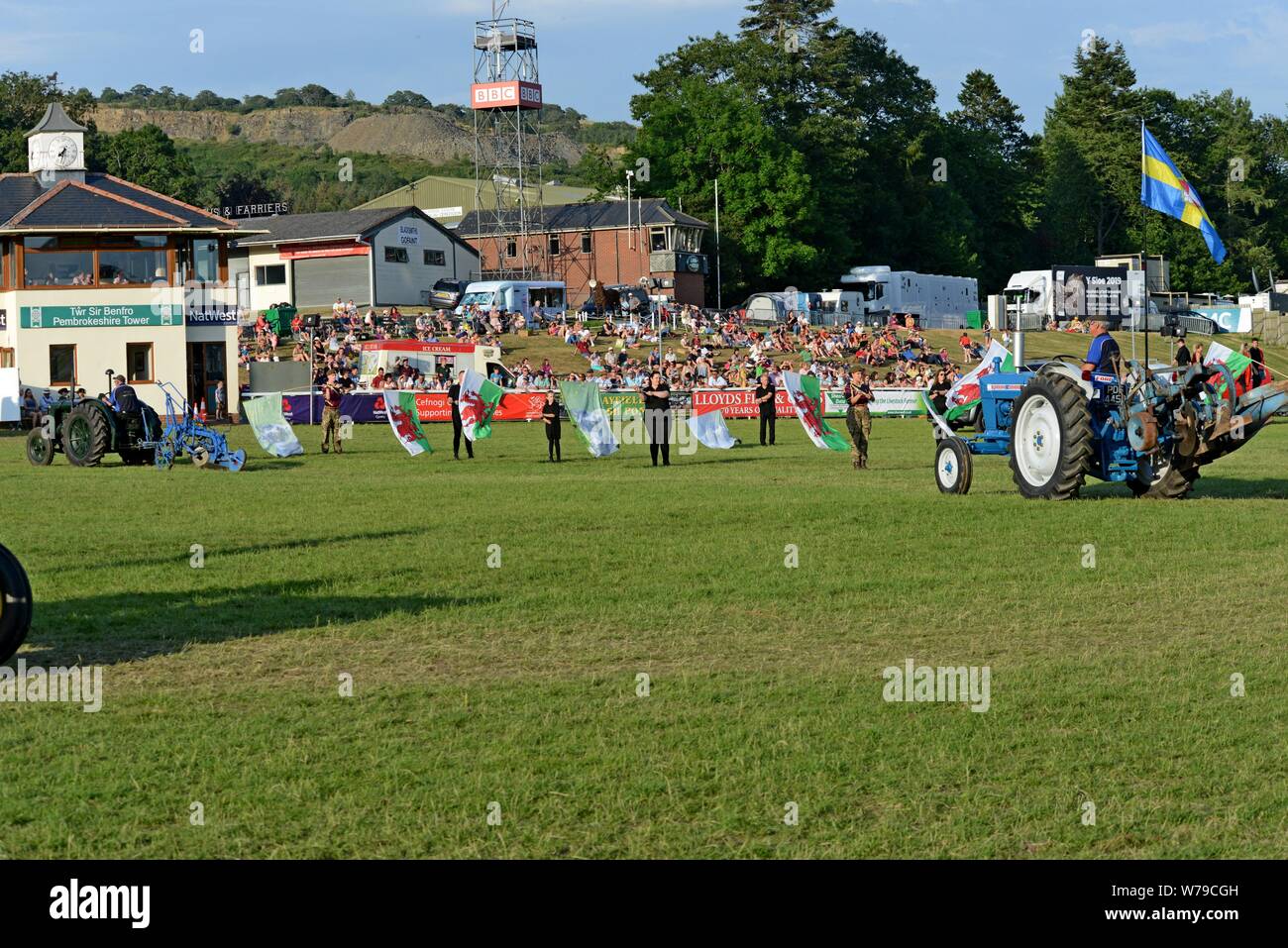 Gli artisti interpreti o esecutori e vintage machinery in un display e performance di danza per celebrare i 100 anni del Royal Welsh Show 2019, Builth Wells Foto Stock