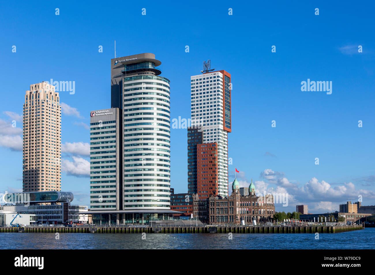 Paesaggio di Rotterdam il distretto finanziario con alta moderni edifici nella zona portuale della città olandese contro un cielo blu e nuvole Foto Stock