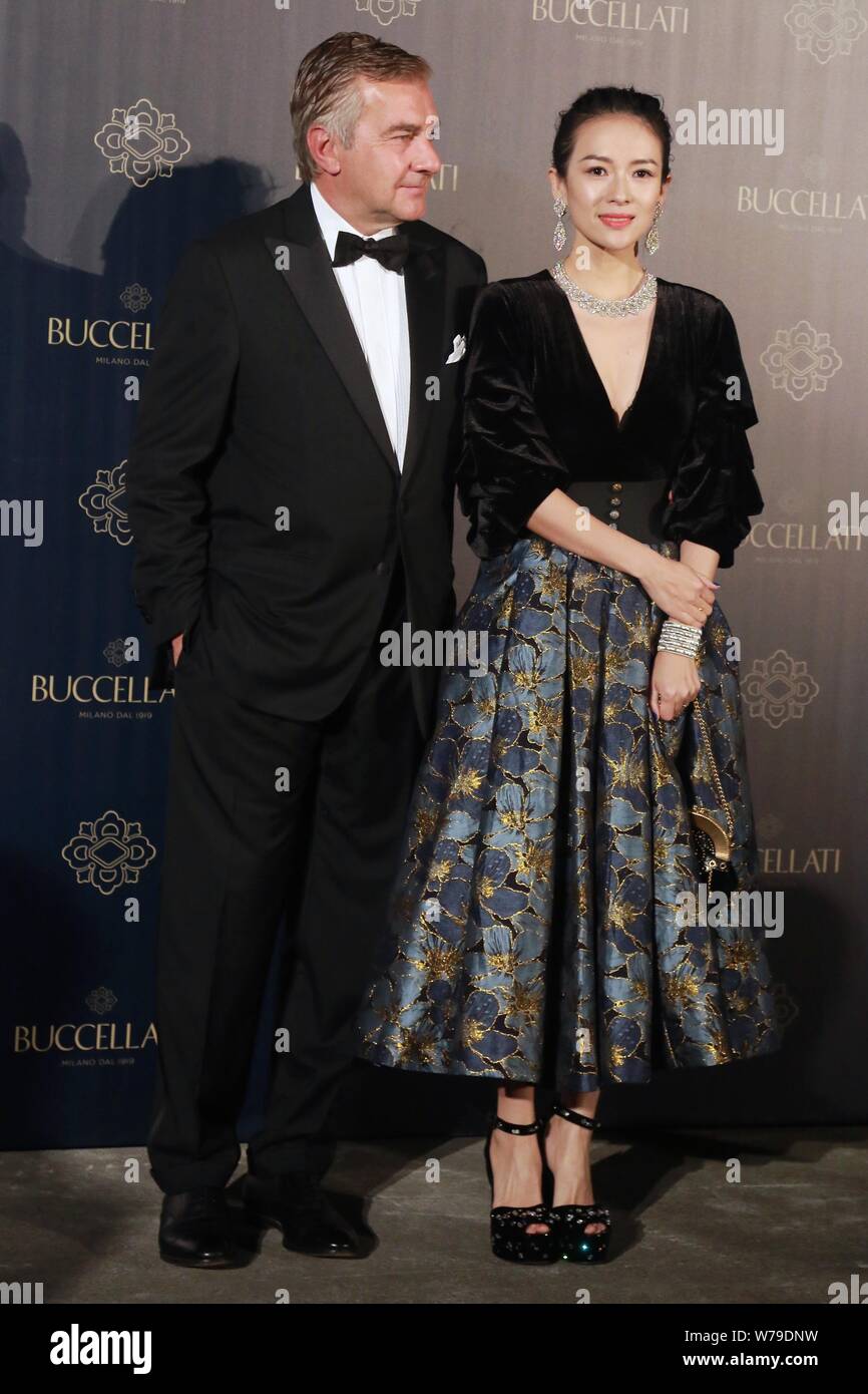 Attrice cinese Zhang Ziyi, destra, partecipa a un evento promozionale per Buccellati in Cina a Shanghai, 9 novembre 2017. Foto Stock