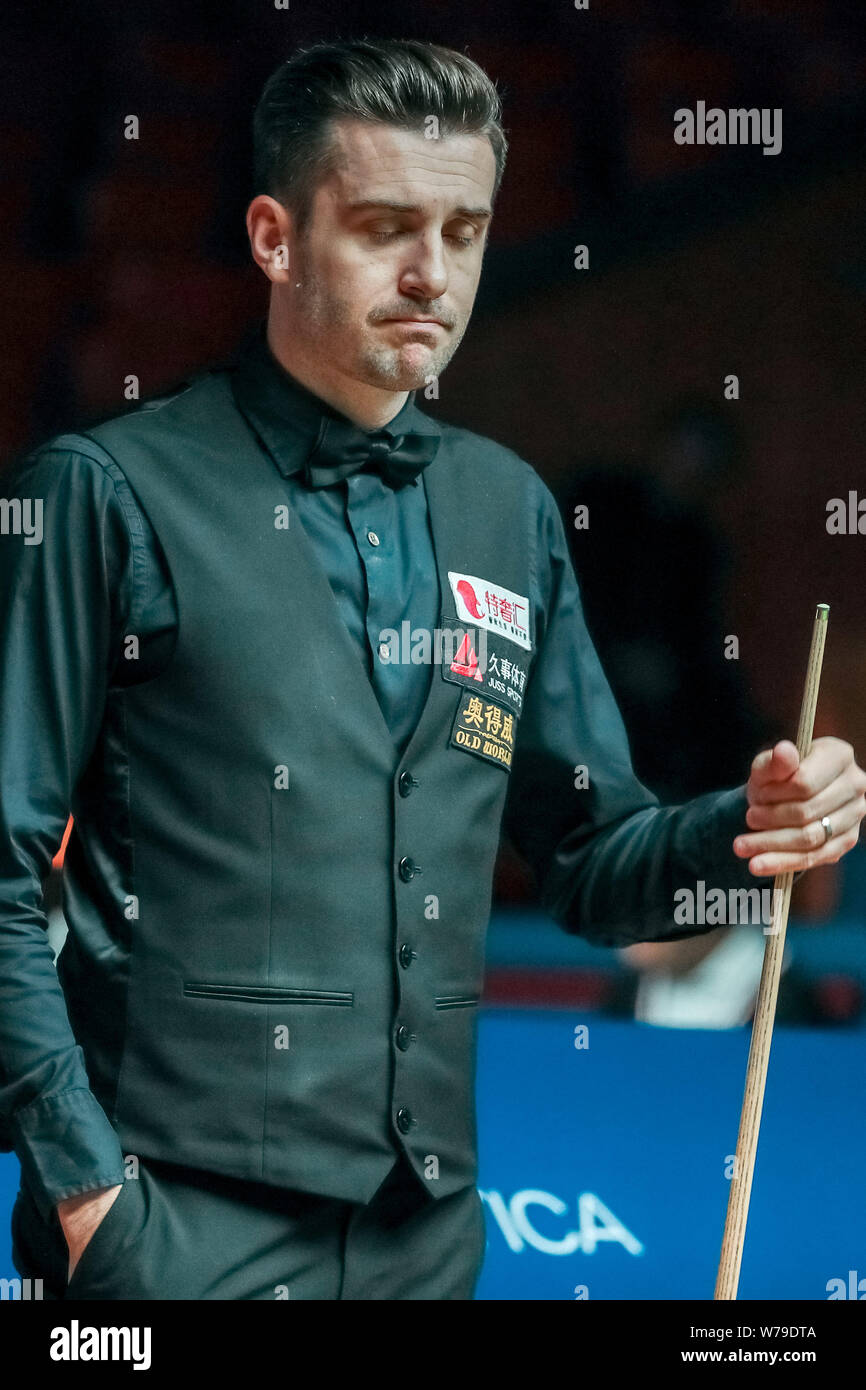 Mark Williams del Galles ritiene che un colpo di Mark Selby di Inghilterra nel loro terzo round corrispondere durante il 2017 Shanghai Masters snooker nel torneo di Sha Foto Stock