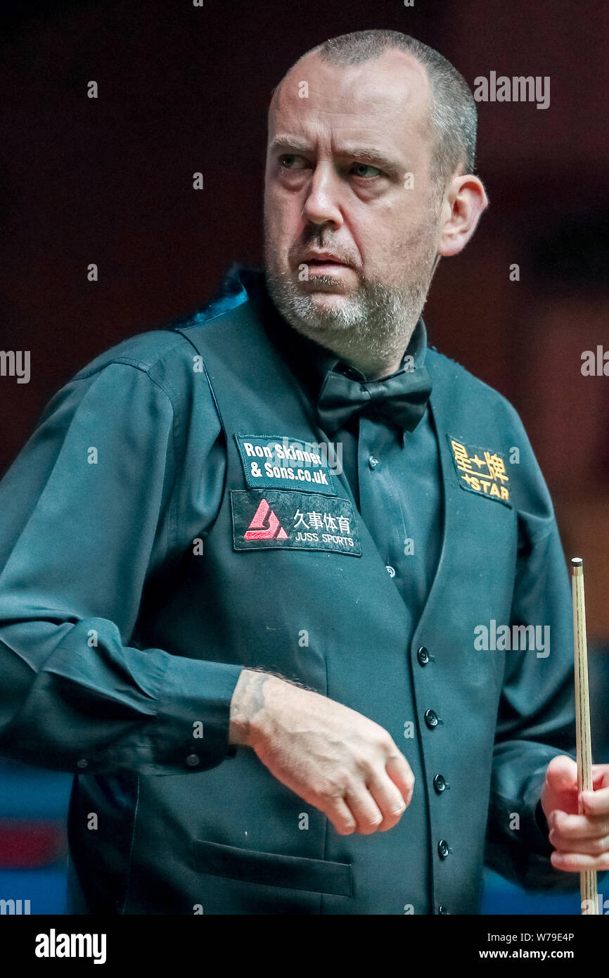 Mark Williams del Galles ritiene che un colpo di Mark Selby di Inghilterra nel loro terzo round corrispondere durante il 2017 Shanghai Masters snooker nel torneo di Sha Foto Stock