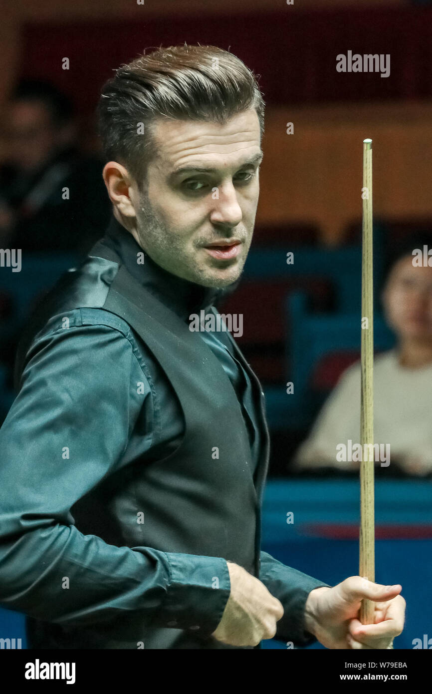 Mark Selby di Inghilterra ritiene che un colpo di Mark Williams del Galles nel loro terzo round corrispondere durante il 2017 Shanghai Masters snooker nel torneo di Sha Foto Stock