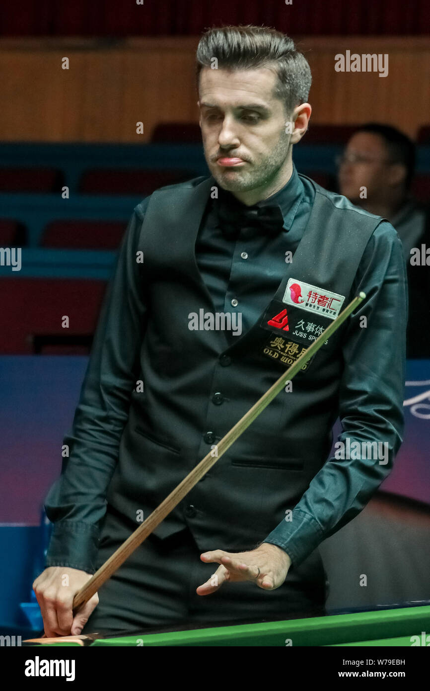 Mark Selby di Inghilterra ritiene che un colpo di Mark Williams del Galles nel loro terzo round corrispondere durante il 2017 Shanghai Masters snooker nel torneo di Sha Foto Stock