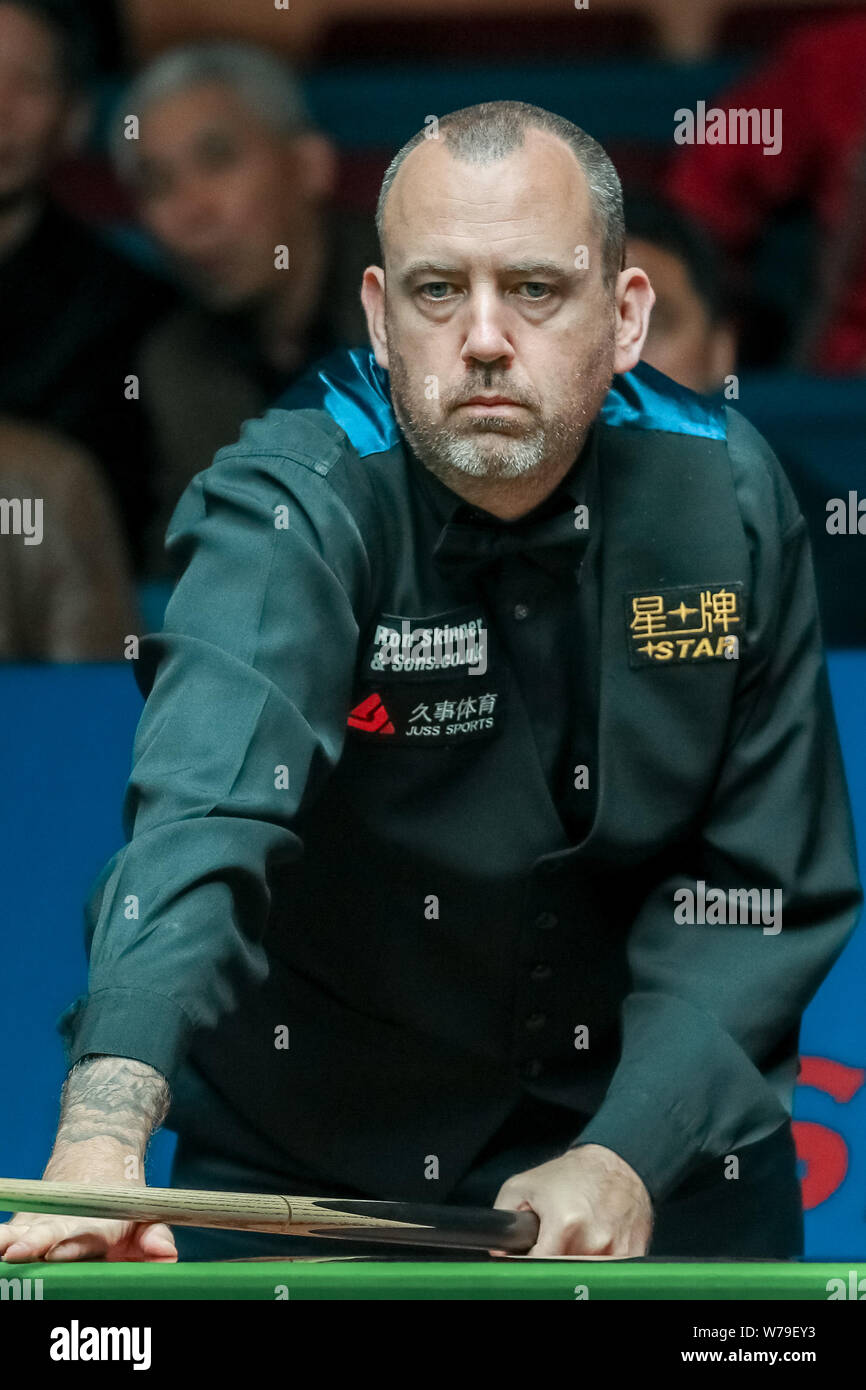 Mark Williams del Galles ritiene che un colpo di Mark Selby di Inghilterra nel loro terzo round corrispondere durante il 2017 Shanghai Masters snooker nel torneo di Sha Foto Stock