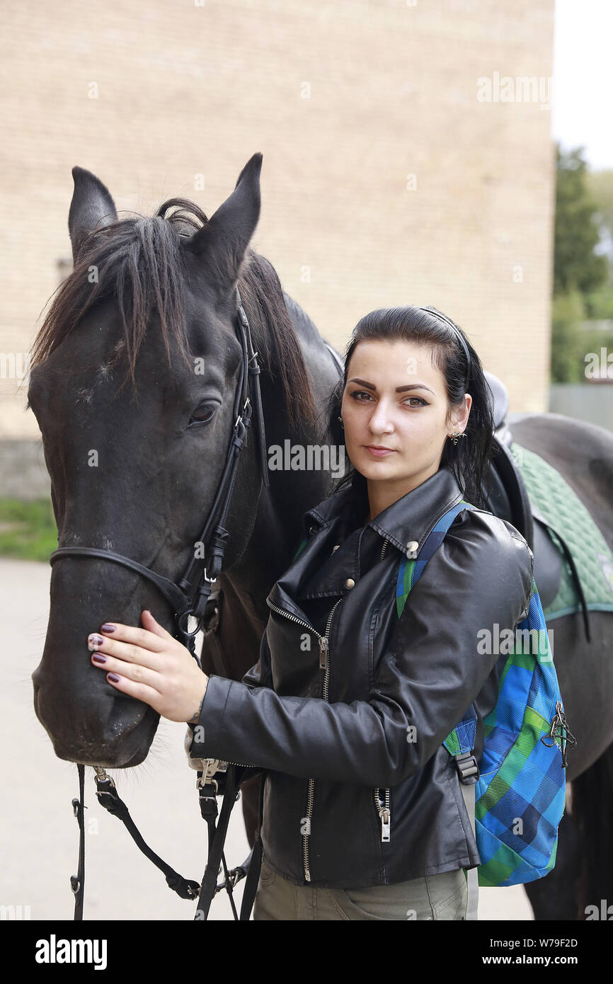 Bambino Con La Borsa Del Bastone Del Vagabondo E Ragazza Del Pacco Che Dice Arrivederci Image36148499