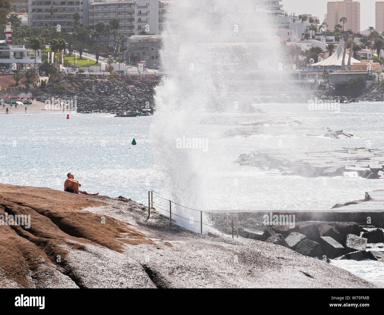 I turisti da un foro di sfiato sull'isola delle Canarie di Tenerife Foto Stock