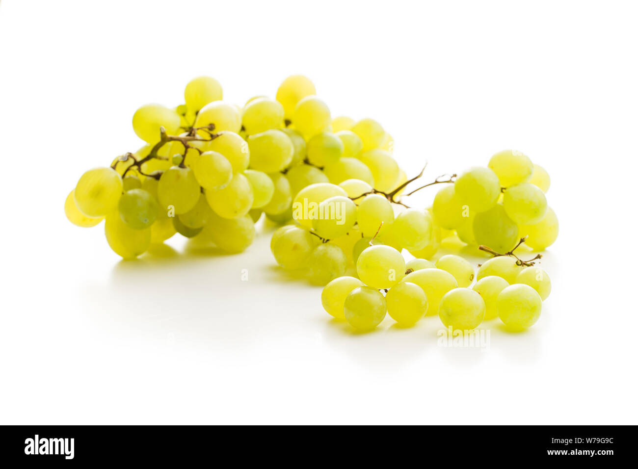 Gustosa uva verde. Uva bianca isolata su sfondo bianco. Foto Stock