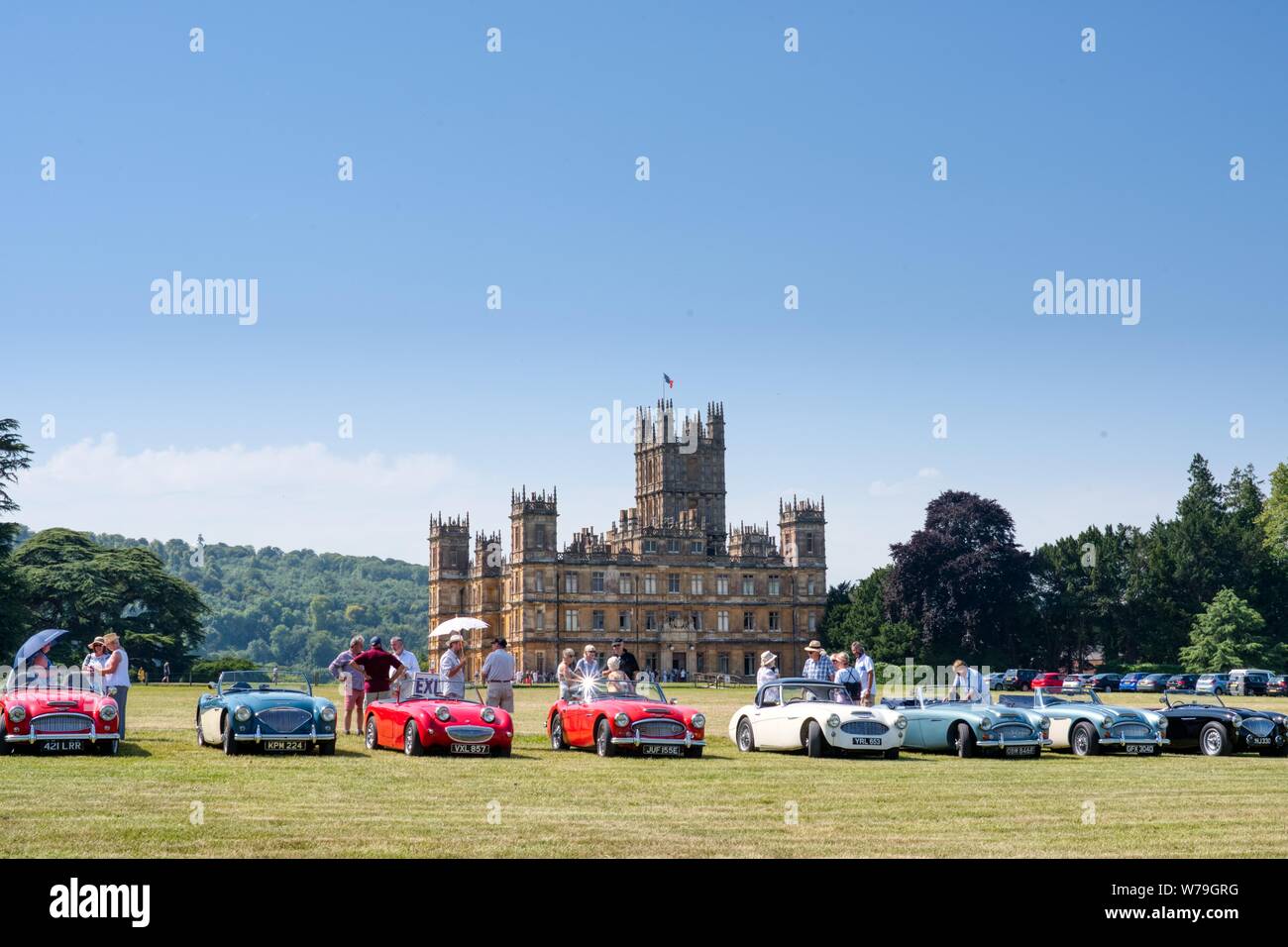 Austin Healey sports cars parcheggiato sul prato a Highclere Castle, scena di Cavendish Abbey film, Hampshire, Regno Unito Foto Stock