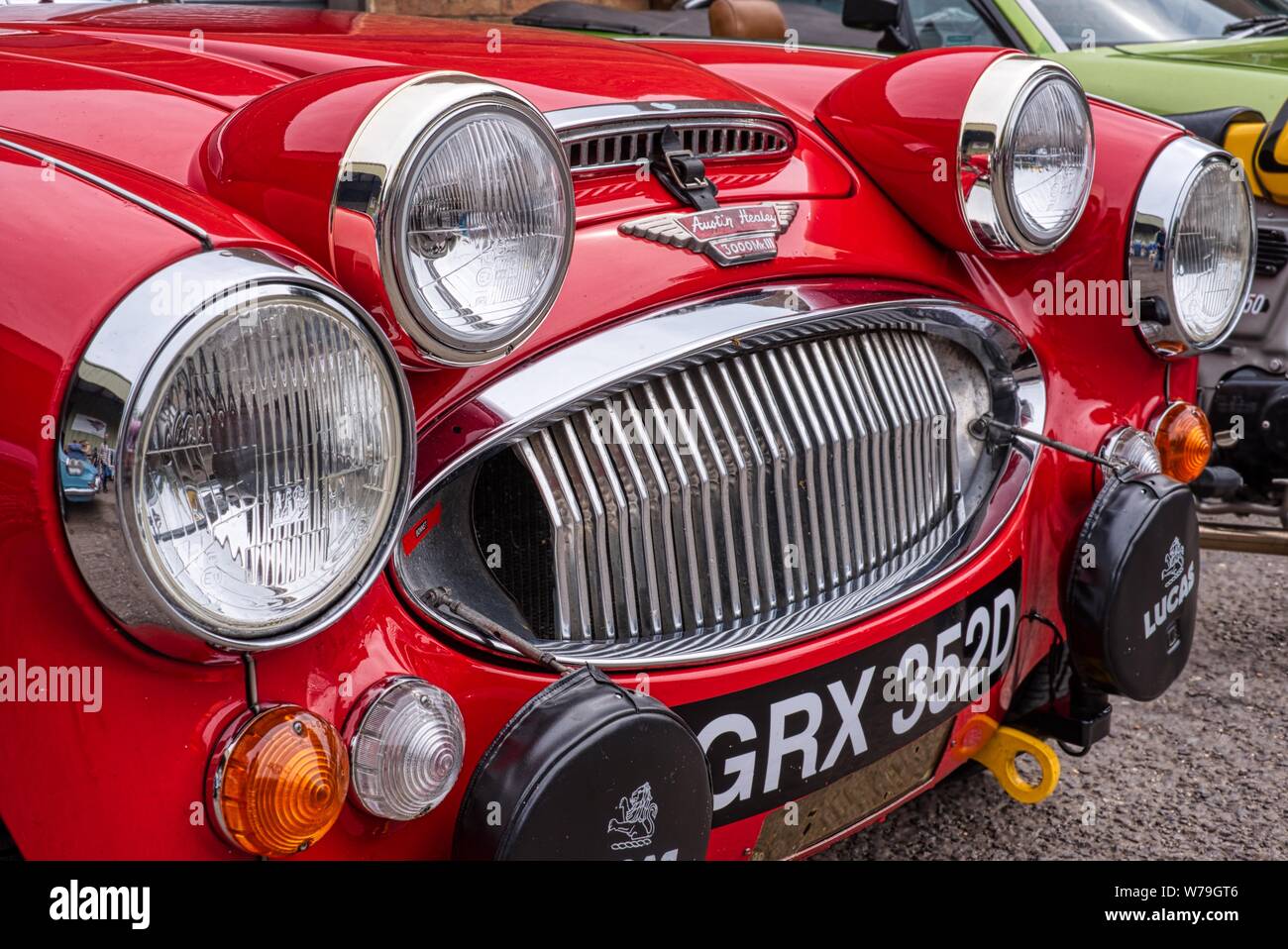 Red Austin Healey rally con faretti, Rawles Classic Cars, Medtsead, Hampshire, Regno Unito Foto Stock