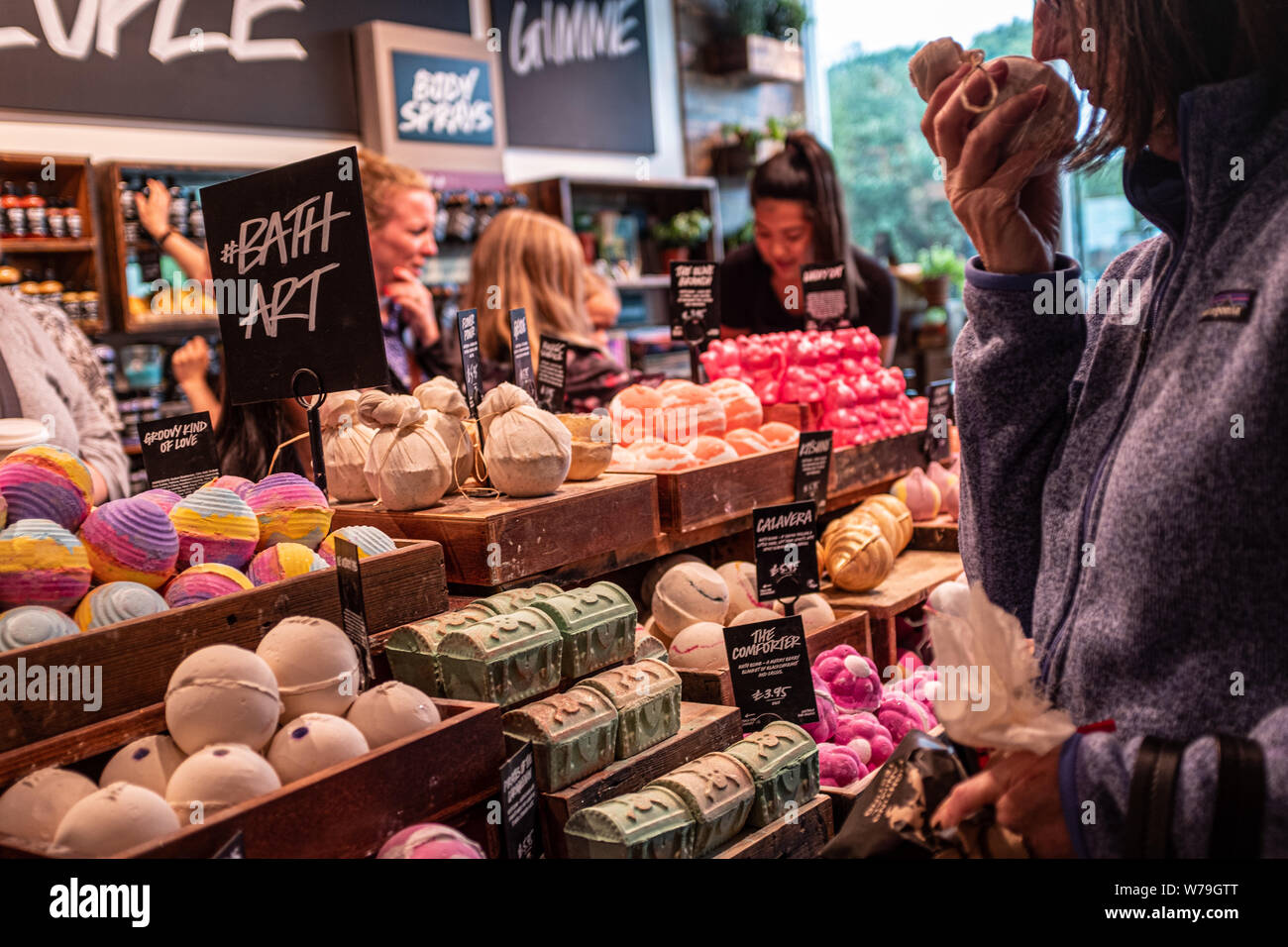 Annusare il sapone profumato in un lussureggiante store su Princes Street, Edinburgh, Regno Unito Foto Stock