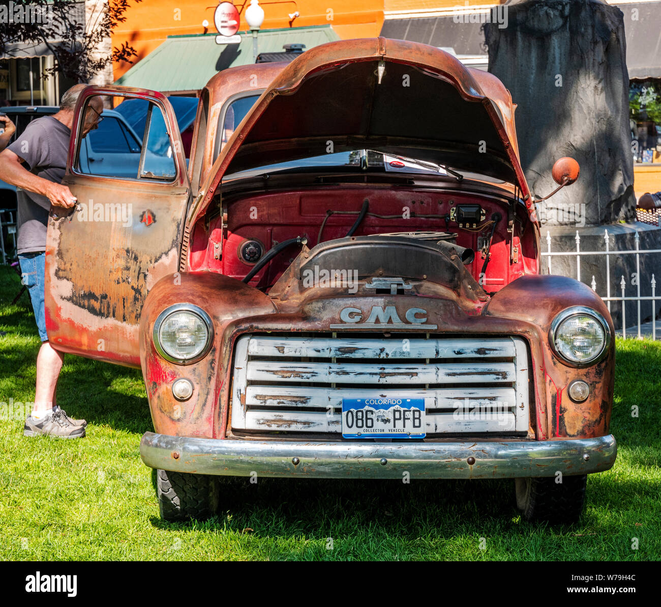 1951 GMC modello 100; Angelo di Shavano Car Show, allevatore per Chaffee County Search & Rescue Sud, Salida, Colorado, STATI UNITI D'AMERICA Foto Stock