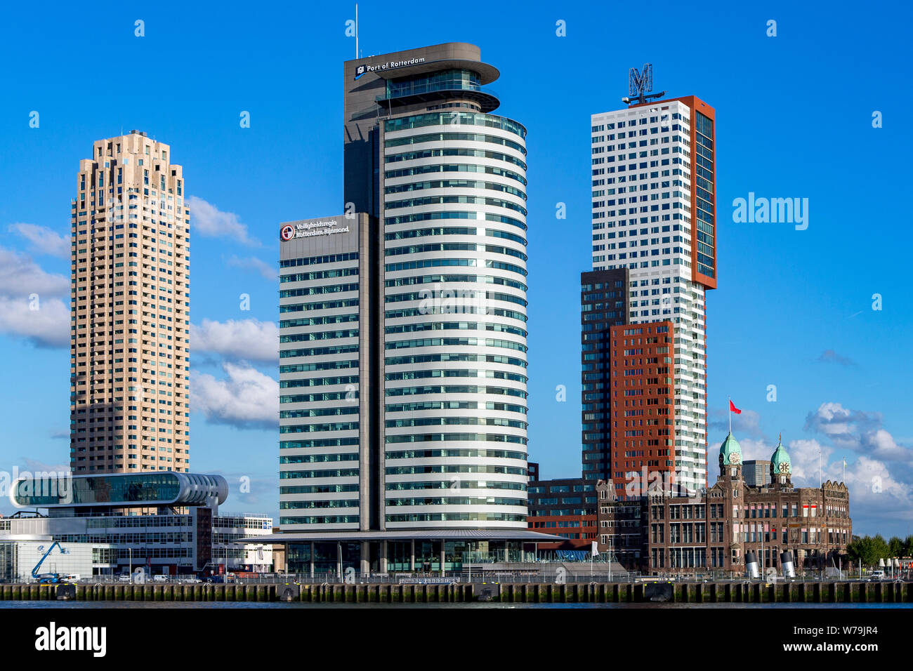Paesaggio di Rotterdam il distretto finanziario con alta moderni edifici nella zona portuale della città olandese contro un cielo blu e nuvole Foto Stock