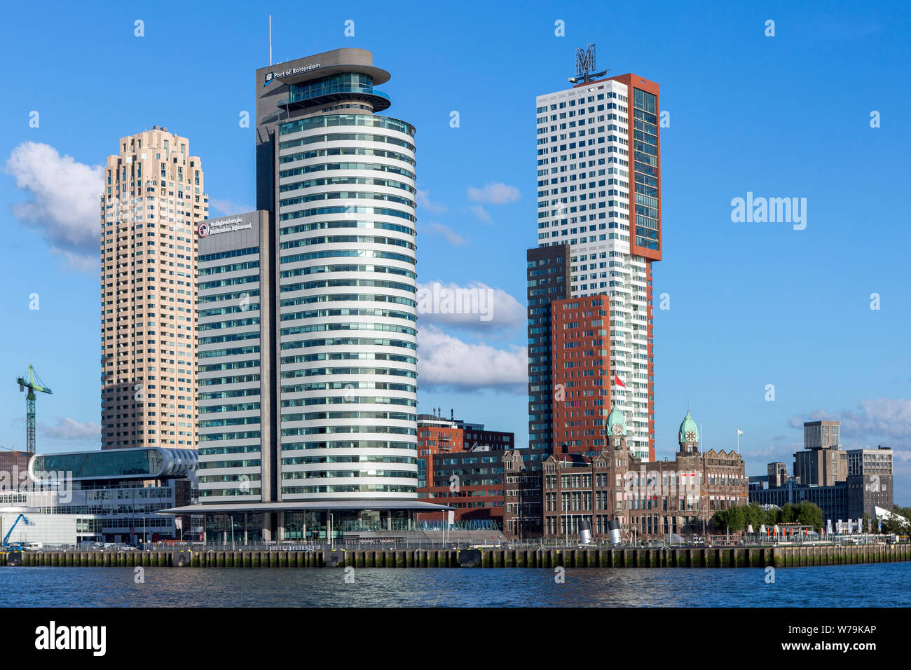 Skyline del quartiere finanziario con alta moderni edifici nella zona portuale della città olandese contro un cielo blu e nuvole appesa sopra Foto Stock