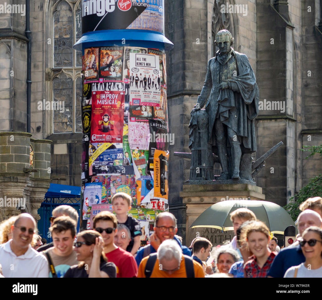 La statua di Adam Smith guarda giù su festaioli a Edinburgh Festival Fringe 2019 - Il Royal Mile di Edimburgo, Scozia, Regno Unito. Foto Stock