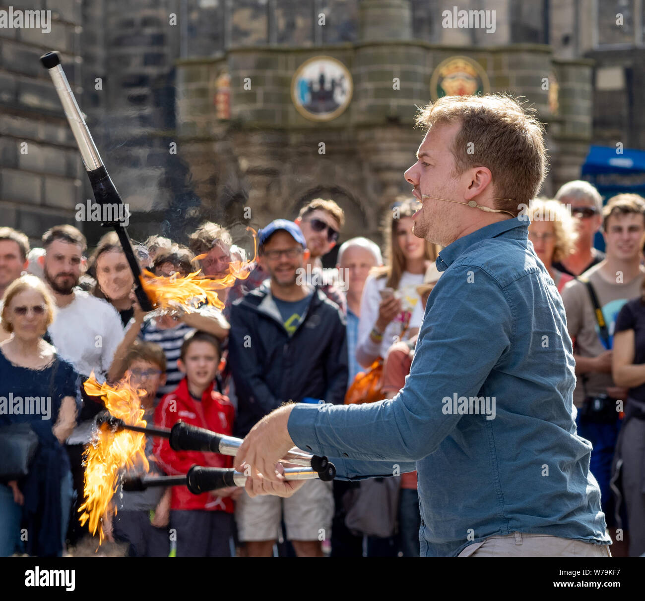 Fire giocoliere a theEdinburgh Festival Fringe 2019 - Il Royal Mile di Edimburgo, Scozia, Regno Unito. Foto Stock