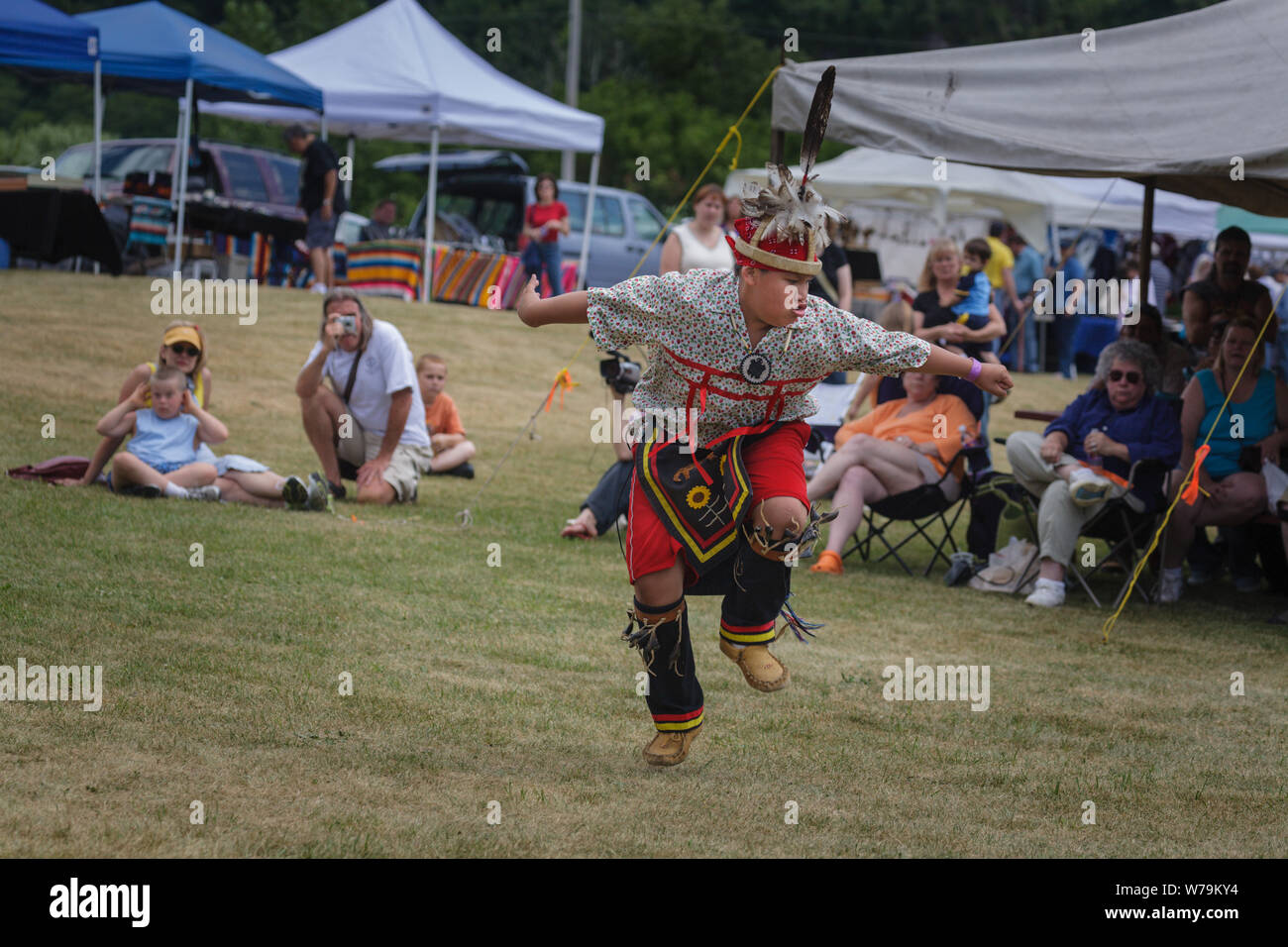 Balli tradizionali a Kanatsiohareke annuale Mohawk festival indiano, Fonda, New York, la contea de Montgomery Foto Stock