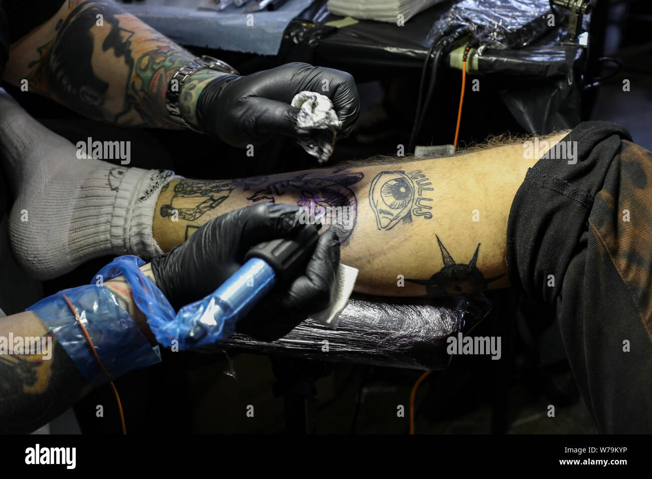Tatuaggio nella realizzazione a Helsinki Ink tattoo convention di Kaapelitehdas, Helsinki, Finlandia Foto Stock
