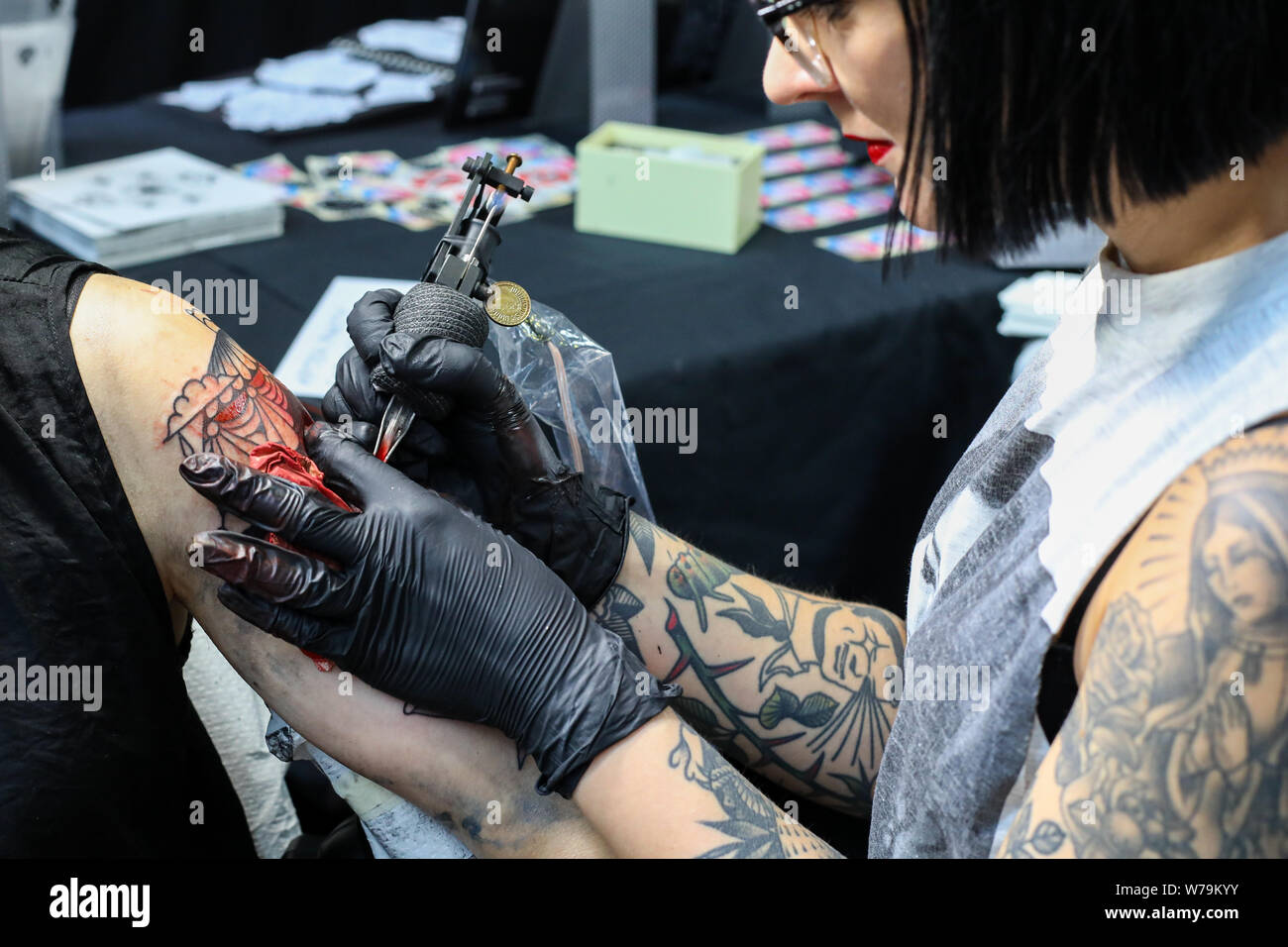 Tatuaggio nella realizzazione a Helsinki Ink Tattoo Convention a Helsinki in Finlandia Foto Stock