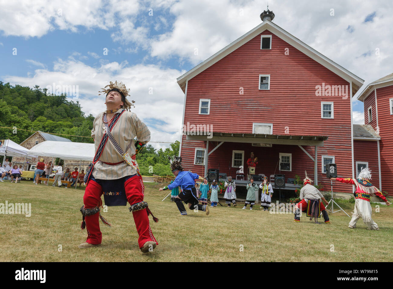 Balli tradizionali a Kanatsiohareke annuale Mohawk festival indiano, Fonda, New York, la contea de Montgomery Foto Stock