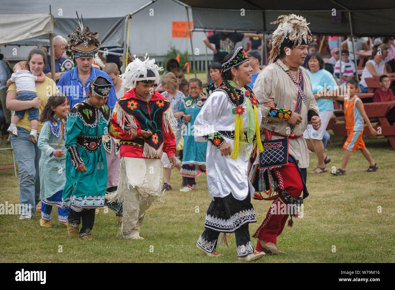 Balli tradizionali a Kanatsiohareke annuale Mohawk festival indiano, Fonda, New York, la contea de Montgomery Foto Stock