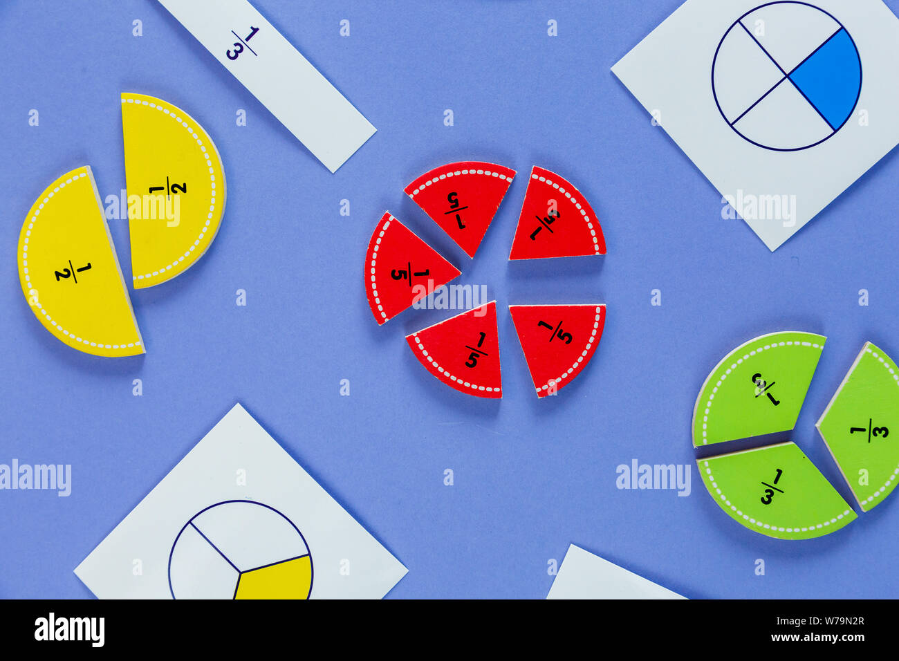Сolorful frazioni matematica su sfondo viola. Interessante la matematica per bambini. Istruzione, torna al concetto di scuola. La geometria e la matematica materiali. Foto Stock