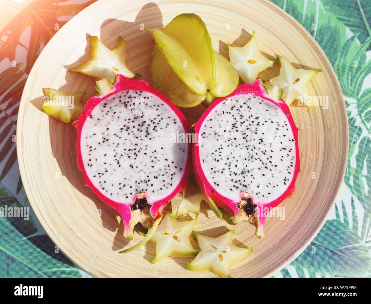 Dragon frutta e carambola tagliata sulla parte superiore della tavola. Foto Stock