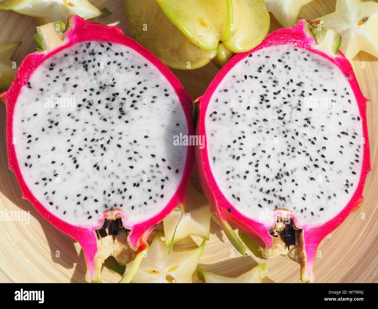 Dragon frutta e carambola tagliata sulla parte superiore della tavola. Foto Stock