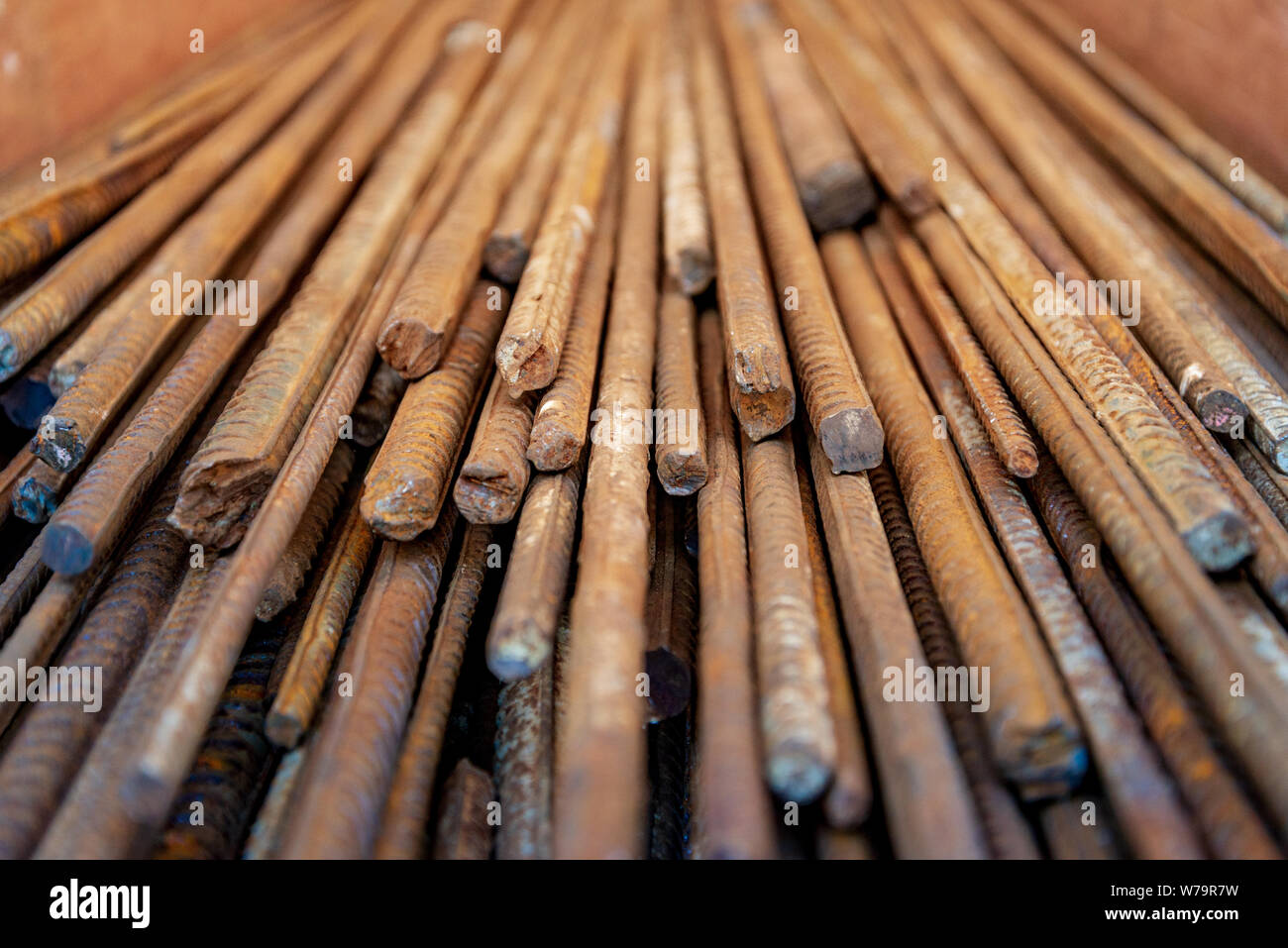 Close up selezionato vista focus pila di dritto vecchio arrugginito di alta sollecitazione di snervamento deformato in acciaio di rinforzo o barre di ferro. Foto Stock