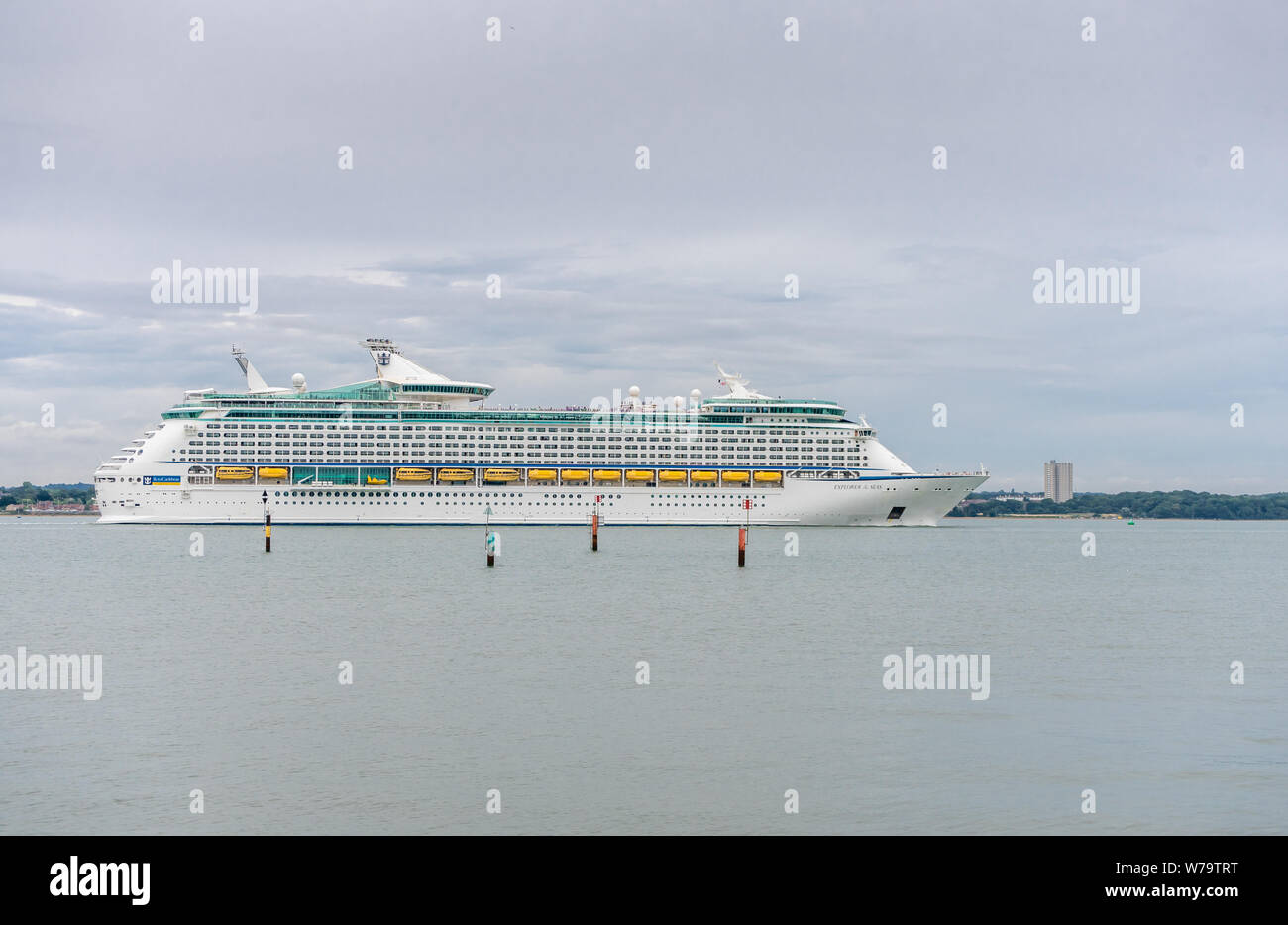 Royal Caribbean Cruise liner / Nave da Crociera Explorer dei mari di lasciare il porto di Southampton, England, Regno Unito Foto Stock
