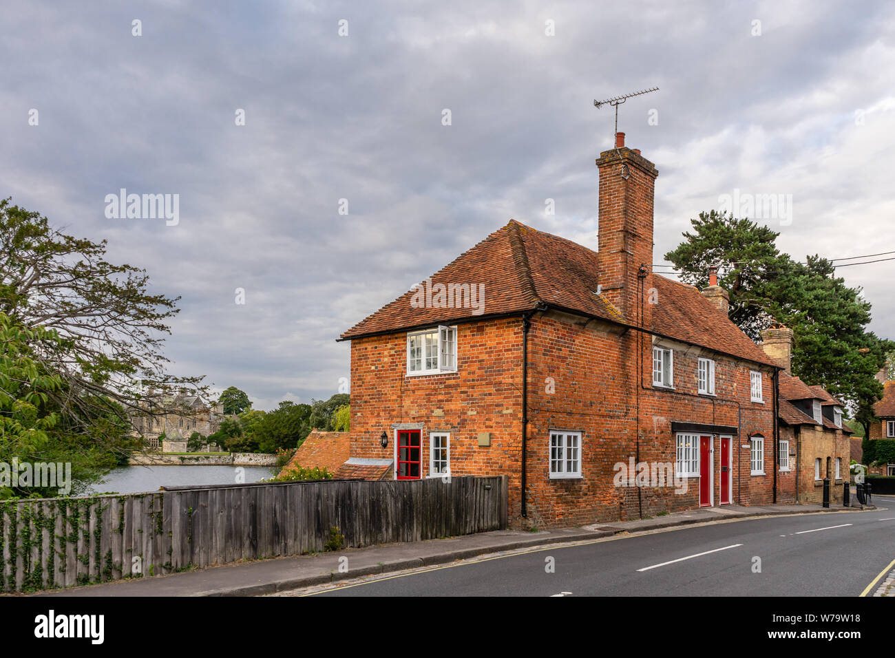 Case lungo Palace Lane nel villaggio di Beaulieu nella nuova foresta, Hampshire, Inghilterra, Regno Unito Foto Stock