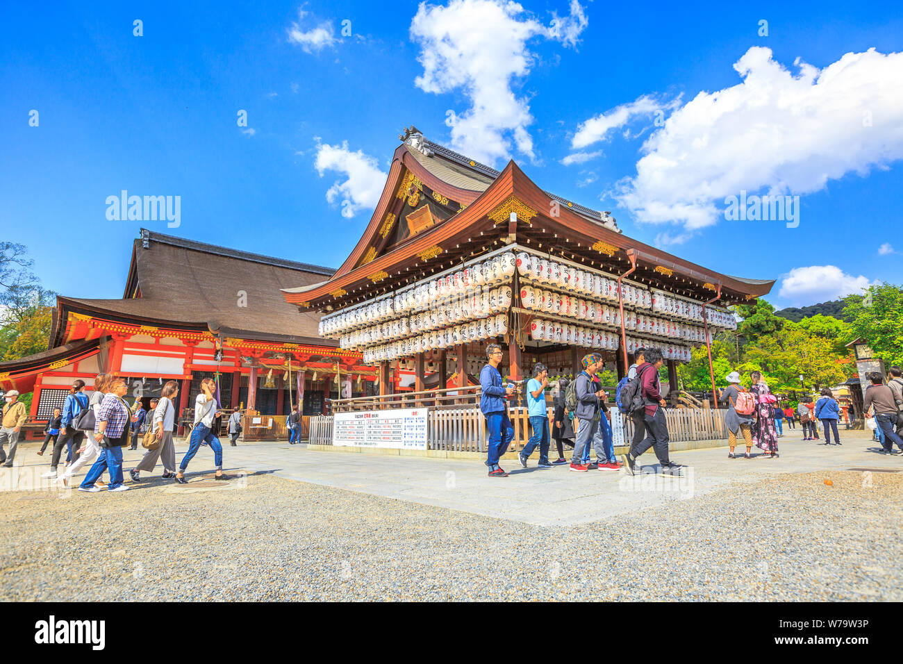 Kyoto, Giappone - 24 aprile 2017: La gente visita padiglione di legno della sala principale decorata con lanterne di carta del Santuario di Yasaka. Il Santuario di Gion è uno dei più numerosi Foto Stock