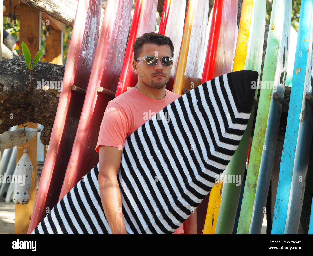 Ritratto di un uomo surfer tenendo una tavola da surf. Foto Stock