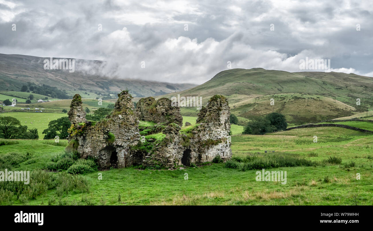 Il guscio in rovina del medievale castello Lammerside nell'Eden Valley vicino a Kirkby Stephen Cumbria Regno Unito Foto Stock