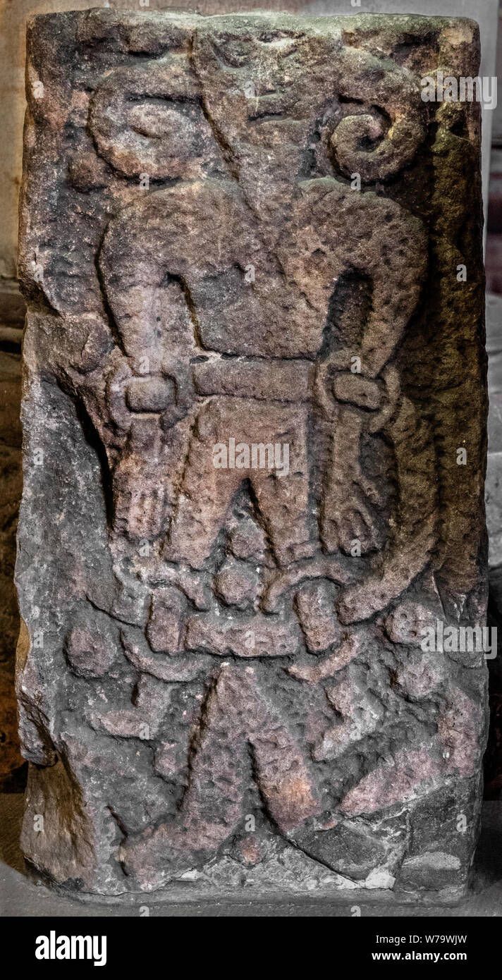 Il Loki pietra in Kirkby Stephen chiesa parrocchiale Cumbria decorato con un rilievo scolpito del dio norvegese Loki legati in catene da una croce medievale Foto Stock
