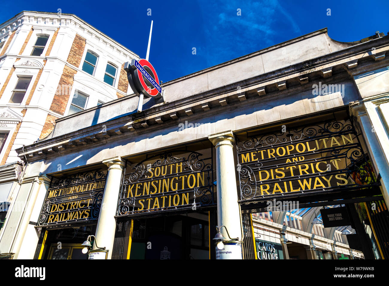 Insegne in ferro presso la stazione della metropolitana di South Kensington ingresso, London, Regno Unito Foto Stock