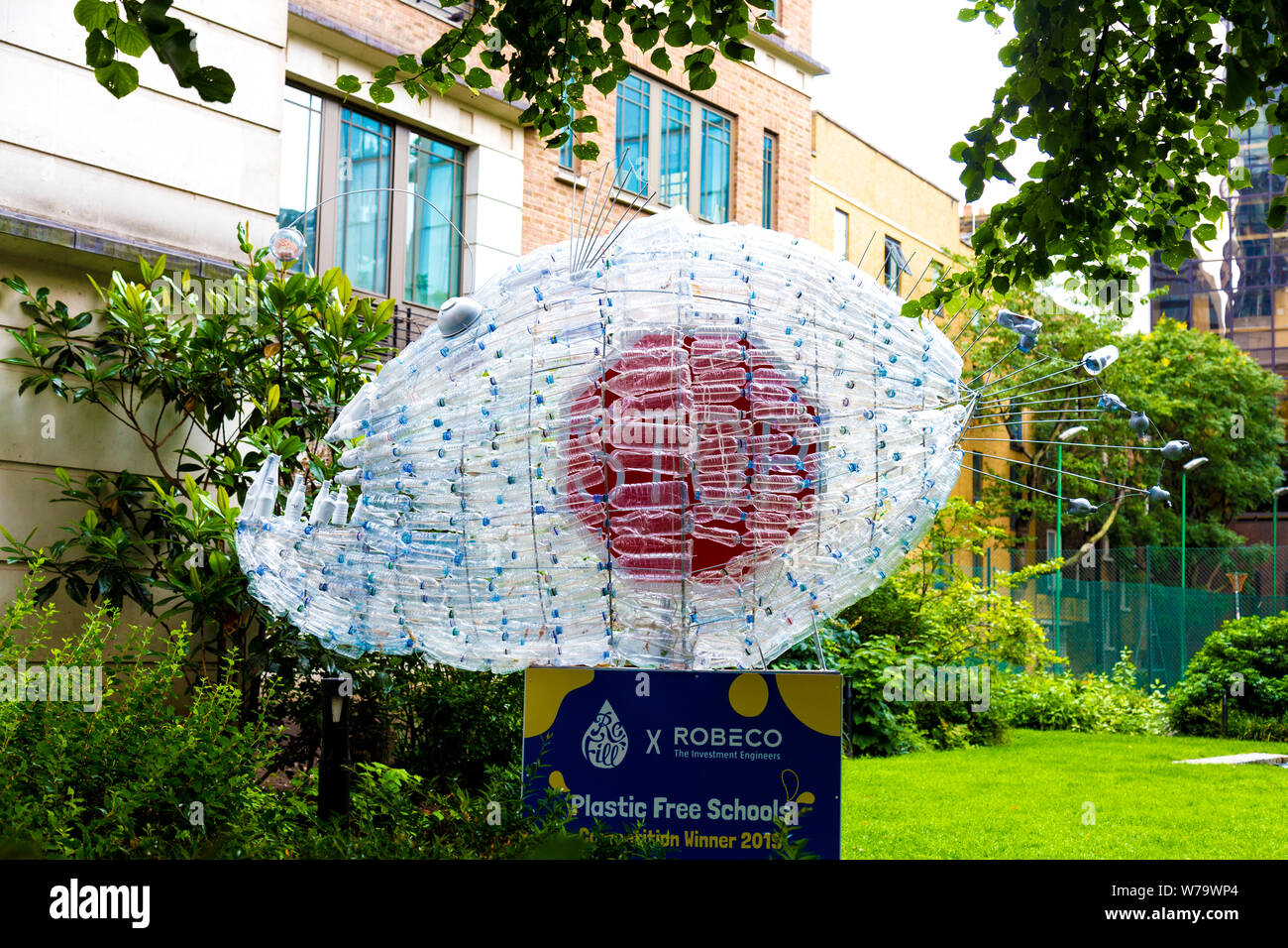 La scultura di un pesce fatta di bottiglie di plastica, vincitore della plastica scuole gratuite 2019 Concorrenza, London, Regno Unito Foto Stock