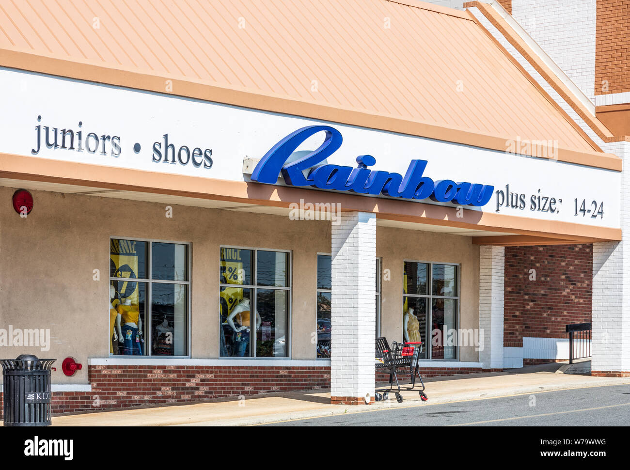 CHARLOTTE, NC, Stati Uniti d'America-28 Luglio 19: economica delle donne e dei bambini negozio di abbigliamento, Rainbow questo negozio è su South Blvd. a Charlotte. Foto Stock