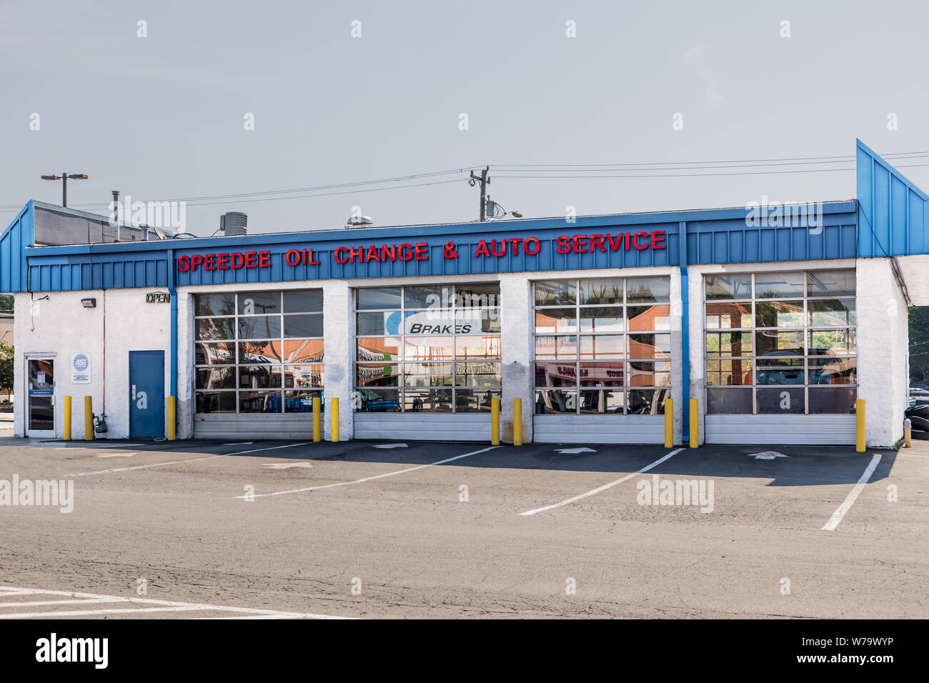 CHARLOTTE, NC, Stati Uniti d'America-28 Luglio 19: Speedee Cambio dell'olio & Auto Service ha più di 150 località. Questo garage si trova sulla South Blvd. a Charlotte. Foto Stock CHARLOTTE, NC, Stati Uniti d'America-28 Luglio 19: Speedee Cambio dell'olio & Auto Service ha più di 150 località. Questo garage si trova sulla South Blvd. a Charlotte. Foto Stock