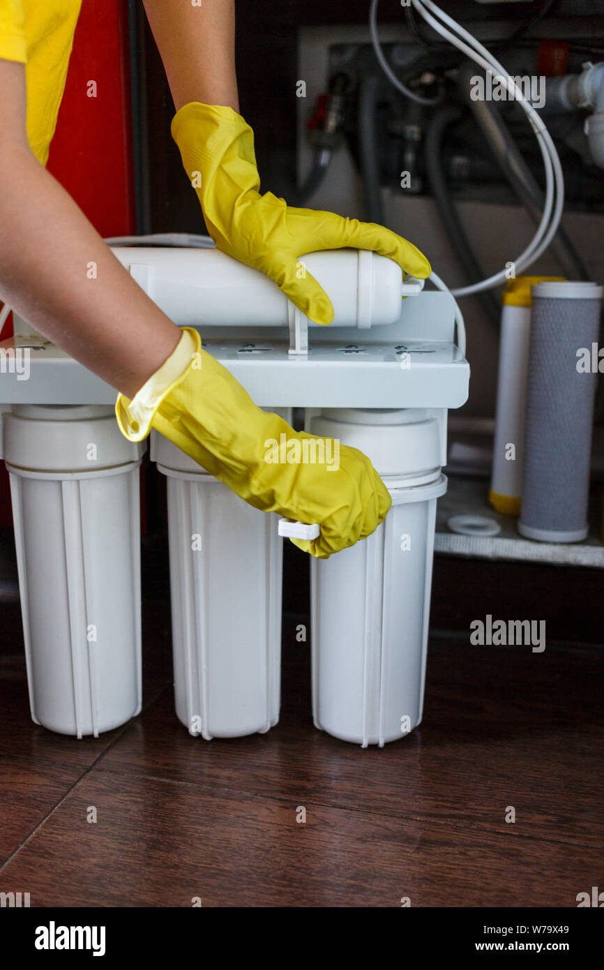 Filtro acqua nuovo installato su una parete della cucina per purificare l acqua  potabile Foto stock - Alamy