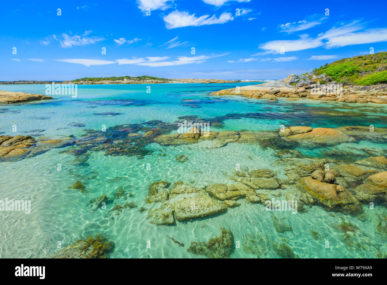 William Bay National Park, Danimarca e Albany Region, Australia Occidentale. Paesaggio panoramico di acque riparate della baia di Madfish circondato da roccia Foto Stock