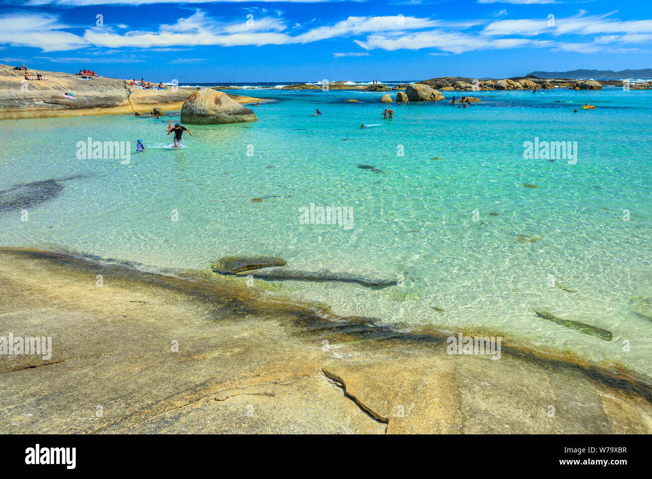 Acque calme e riparate della piscina Greens nel Parco Nazionale William Bay, Danimarca, Australia Occidentale. Persone che nuotano in estate. Viaggi popolari Foto Stock