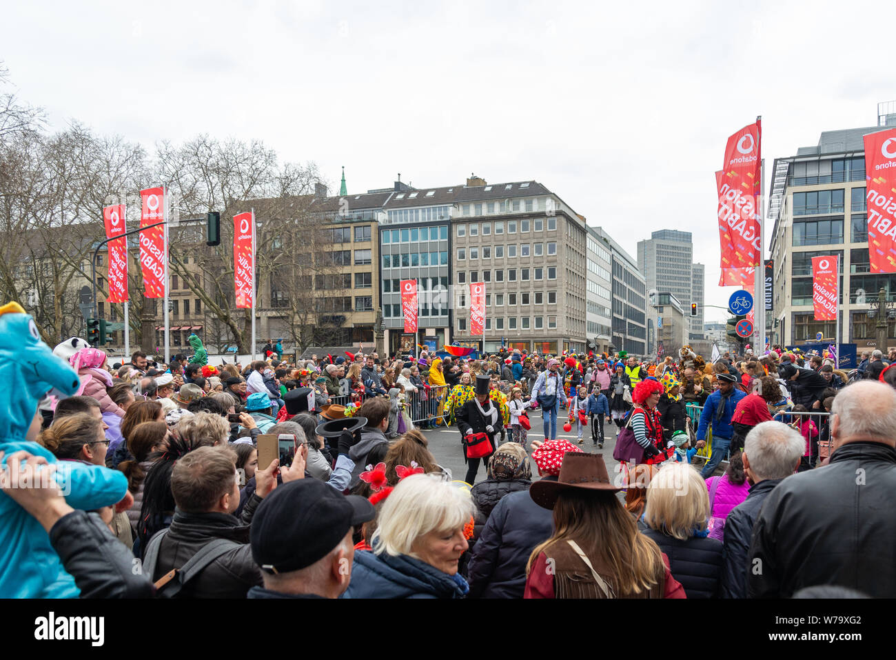 Atmosfera di festa, parade, fancy cosplay a carnevale Rosenmontagszug (Lunedì di Rose Parade) di Düsseldorf città vecchia, Germania. Foto Stock
