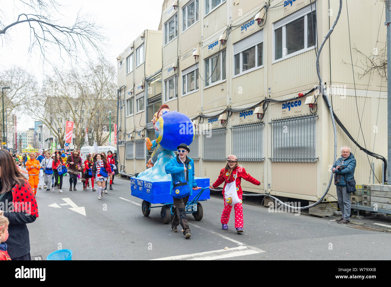 Atmosfera di festa, parade, fancy cosplay a carnevale Rosenmontagszug (Lunedì di Rose Parade) di Düsseldorf città vecchia, Germania. Foto Stock