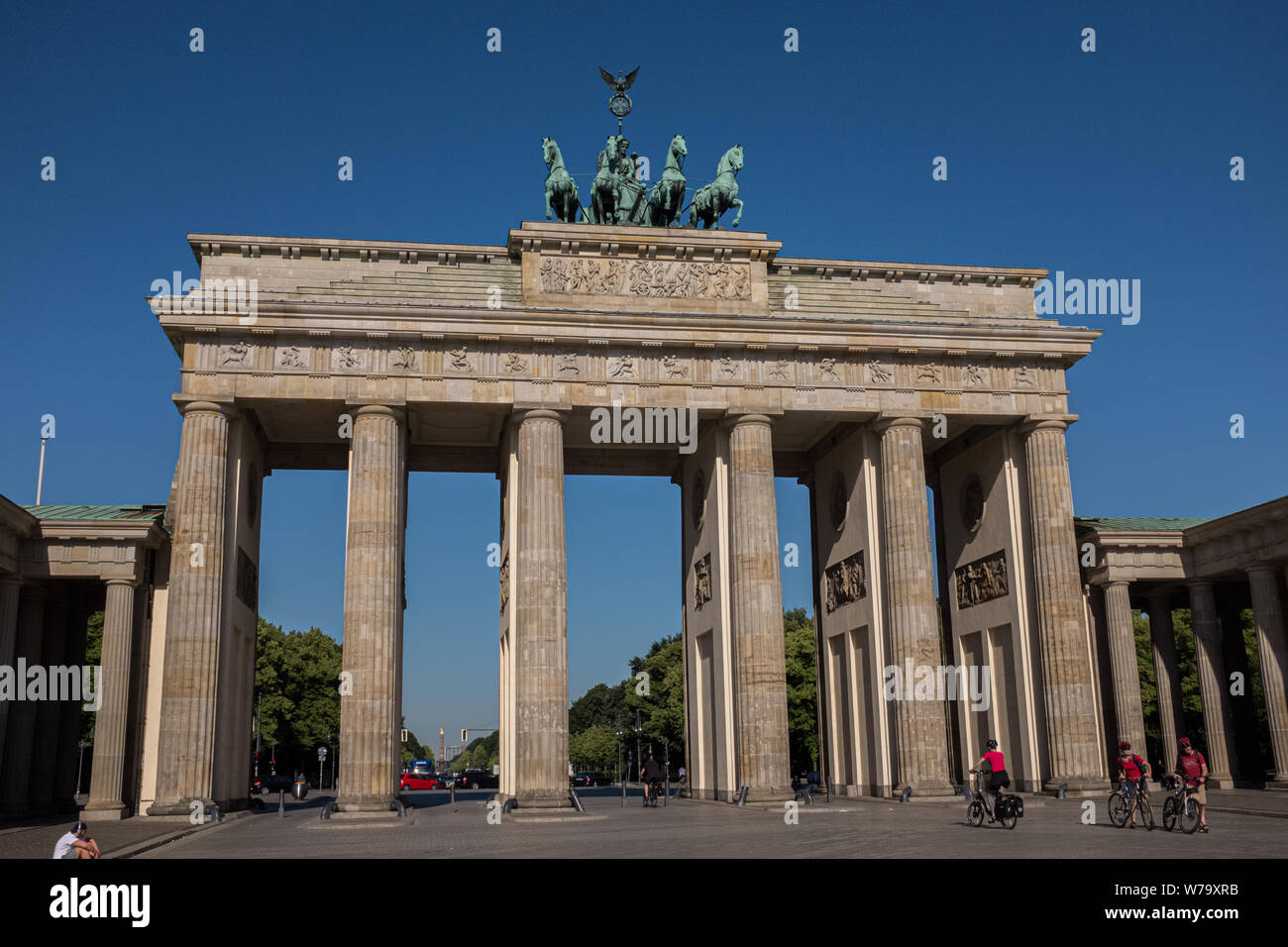 La Porta di Brandeburgo, Berlino, Germania. Completata nel 1791 e originariamente chiamato il cancello di pace. Progettato da Carl Gotthard Langhans. Foto Stock