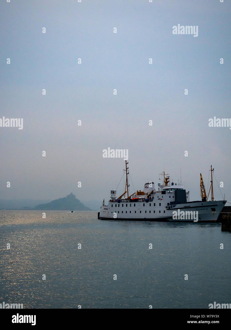 Il traghetto Scillonian III attraccava a Penzance con il monte di San Michele sullo sfondo. Penzance, Cornovaglia, Inghilterra, Regno Unito Foto Stock