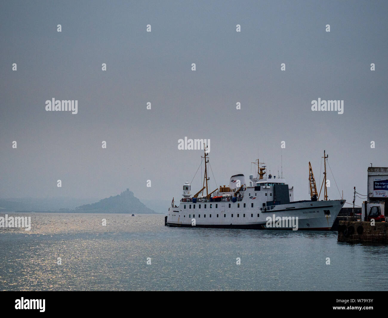 Il traghetto Scillonian III attraccava a Penzance con il monte di San Michele sullo sfondo. Penzance, Cornovaglia, Inghilterra, Regno Unito Foto Stock